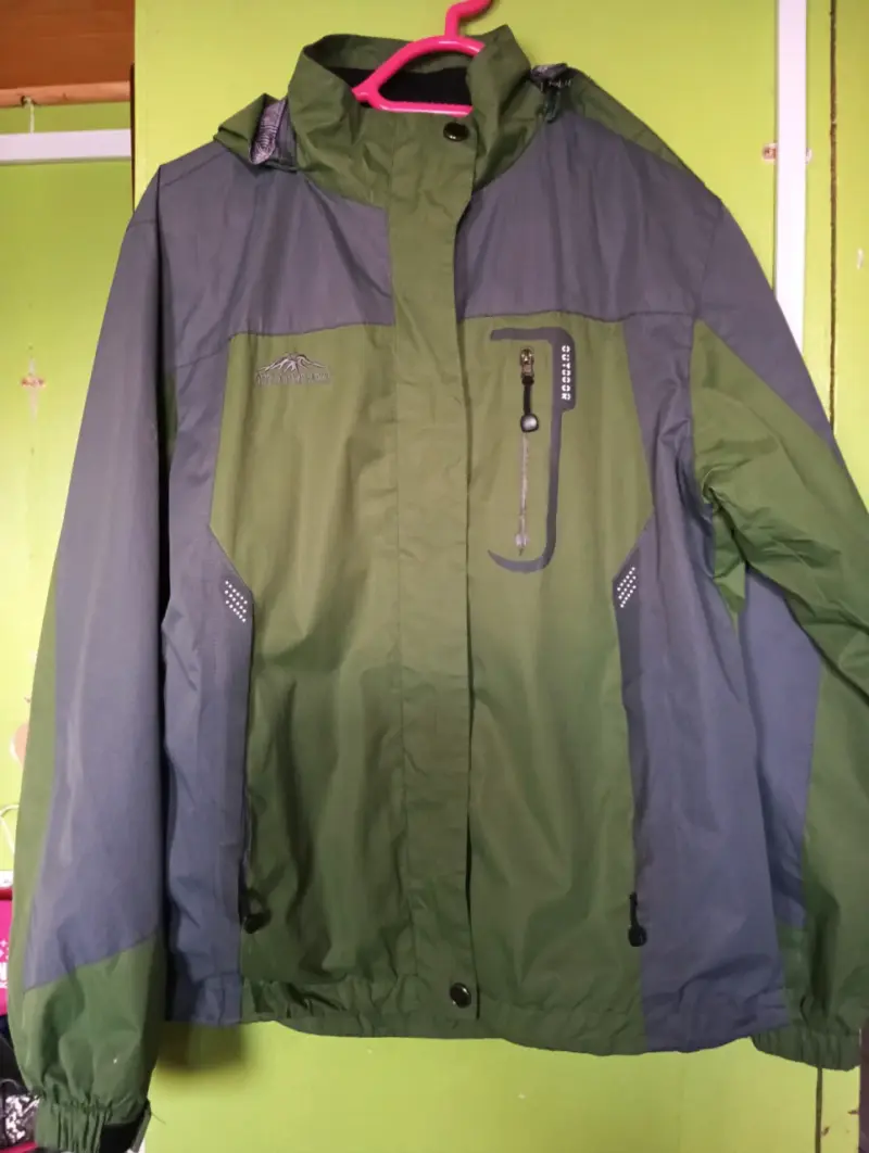 Chaqueta impermeable outdoor verde y gris