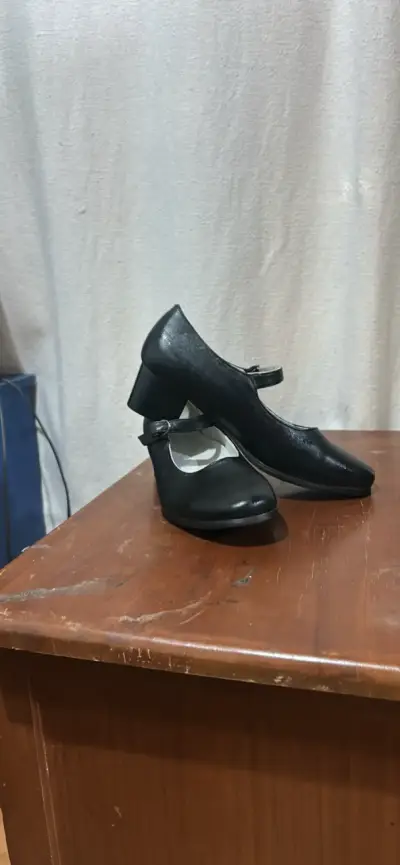 Zapatos de tacón bajo negros para mujer - miniatura 1