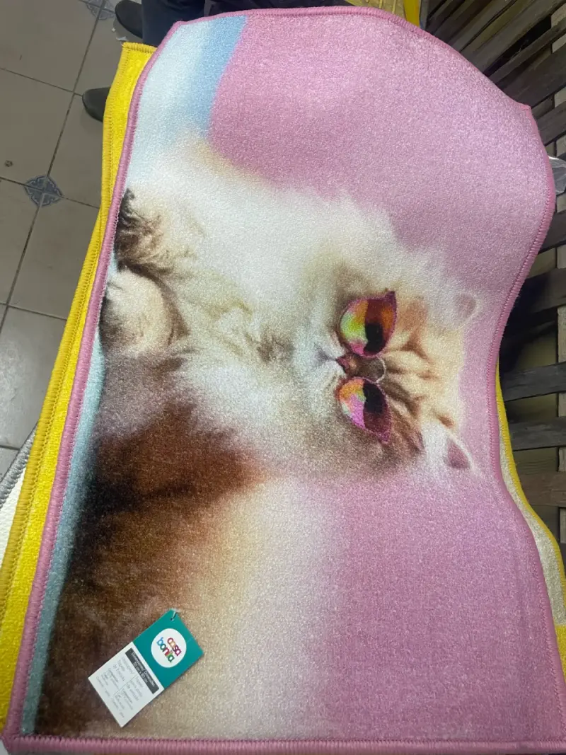 Alfombra con diseño de perro y gato - 1