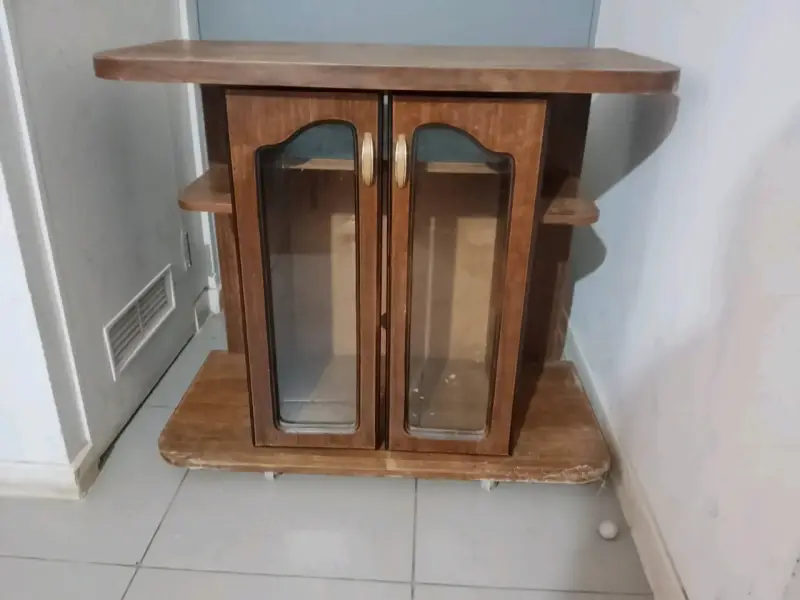 Mueble de madera con puertas de vidrio - 1