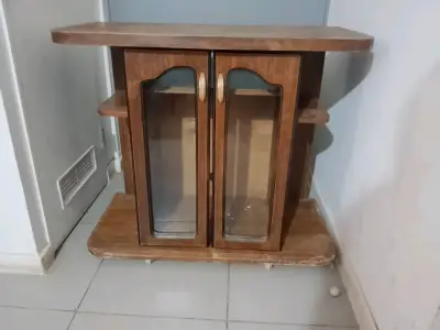 Mueble de madera con puertas de vidrio - miniatura 1