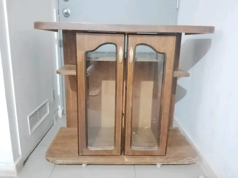 Mueble de madera con puertas de vidrio - 2