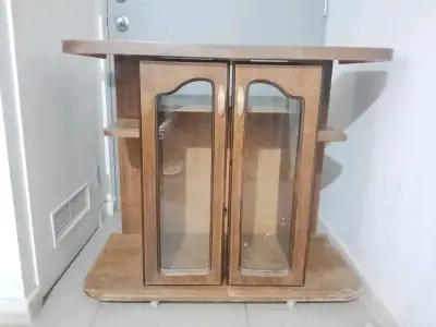 Mueble de madera con puertas de vidrio - miniatura 2