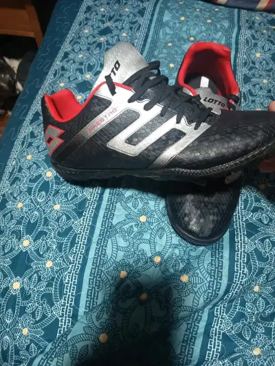 Zapatillas de fútbol Lotto Maestro negras y rojas - miniatura 1