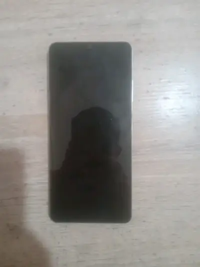 Smartphone ZTE con triple cámara trasera - miniatura 1