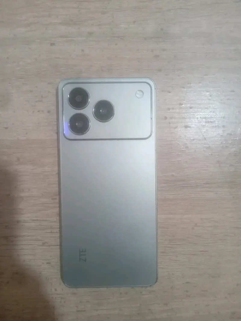 Smartphone ZTE con triple cámara trasera - 2