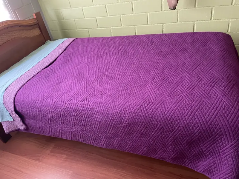 Cubre cama reversible morado y lila - 2