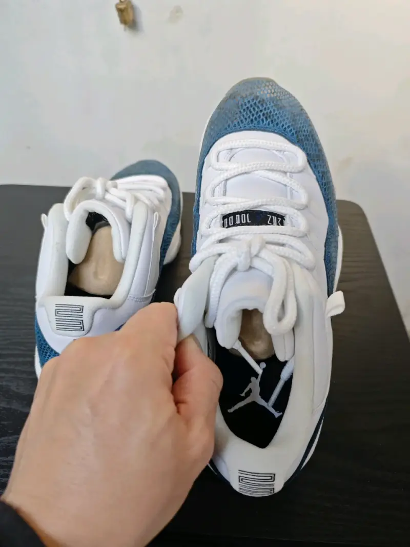 AIR JORDAN 11 LOW NAVY SNAKESKIN - 2