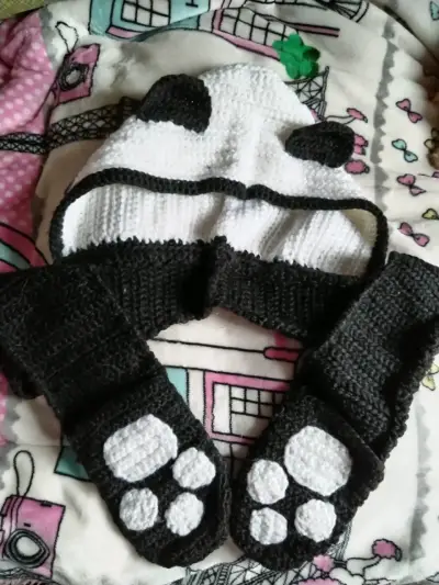 Bufanda con gorro de panda tejido a mano para 14+ - miniatura 1