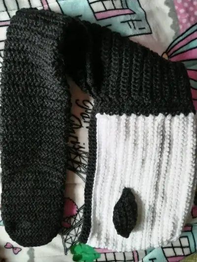 Bufanda con gorro de panda tejido a mano para 14+ - miniatura 4