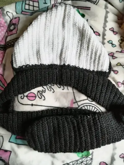 Bufanda con gorro de panda tejido a mano para 14+ - miniatura 5
