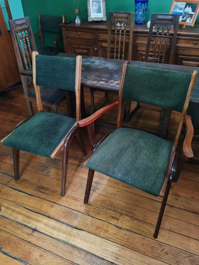 Sillas de madera vintage con tapiz verde - 1
