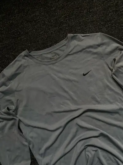 Polera Nike gris manga larga para hombre - miniatura 3