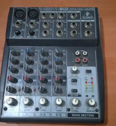 Mezclador de Audio Behringer Xenyx 802 6 Canales - miniatura 2