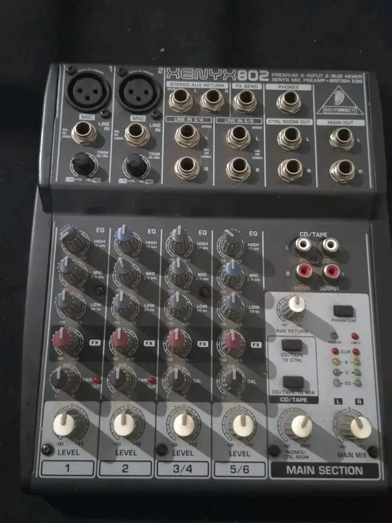 Mezclador de Audio Behringer Xenyx 802 6 Canales - 3