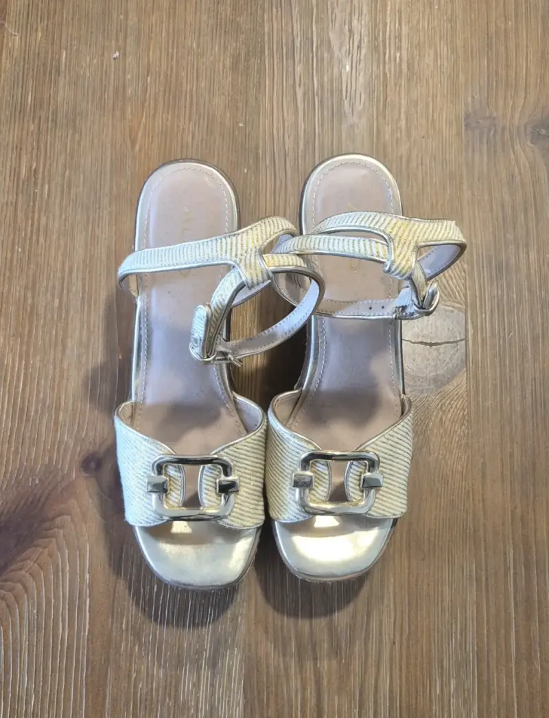 Sandalias de tacón doradas Aldo con hebilla