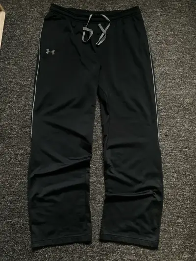 Buzo deportivo negro Under Armour para homb - miniatura 1