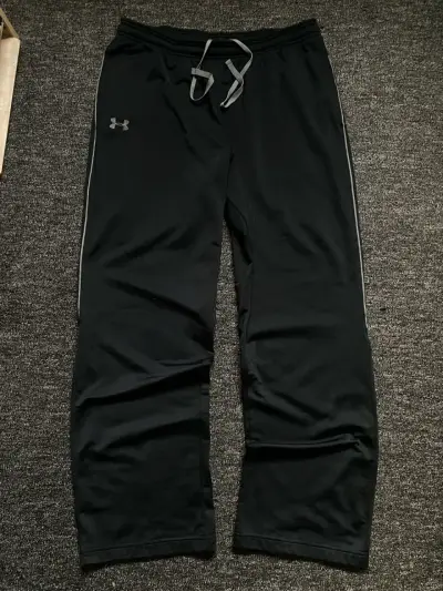 Buzo deportivo negro Under Armour para homb - miniatura 2