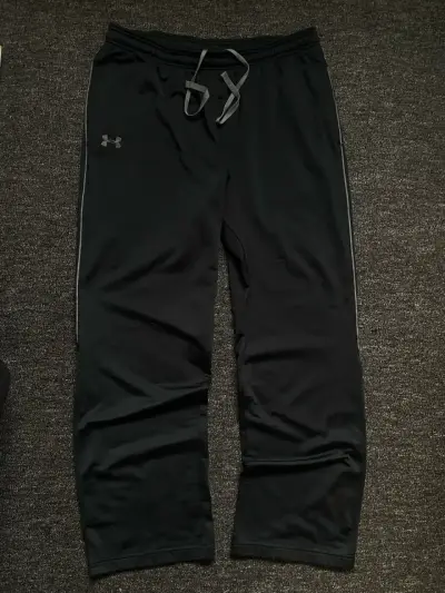 Buzo deportivo negro Under Armour para homb - miniatura 3