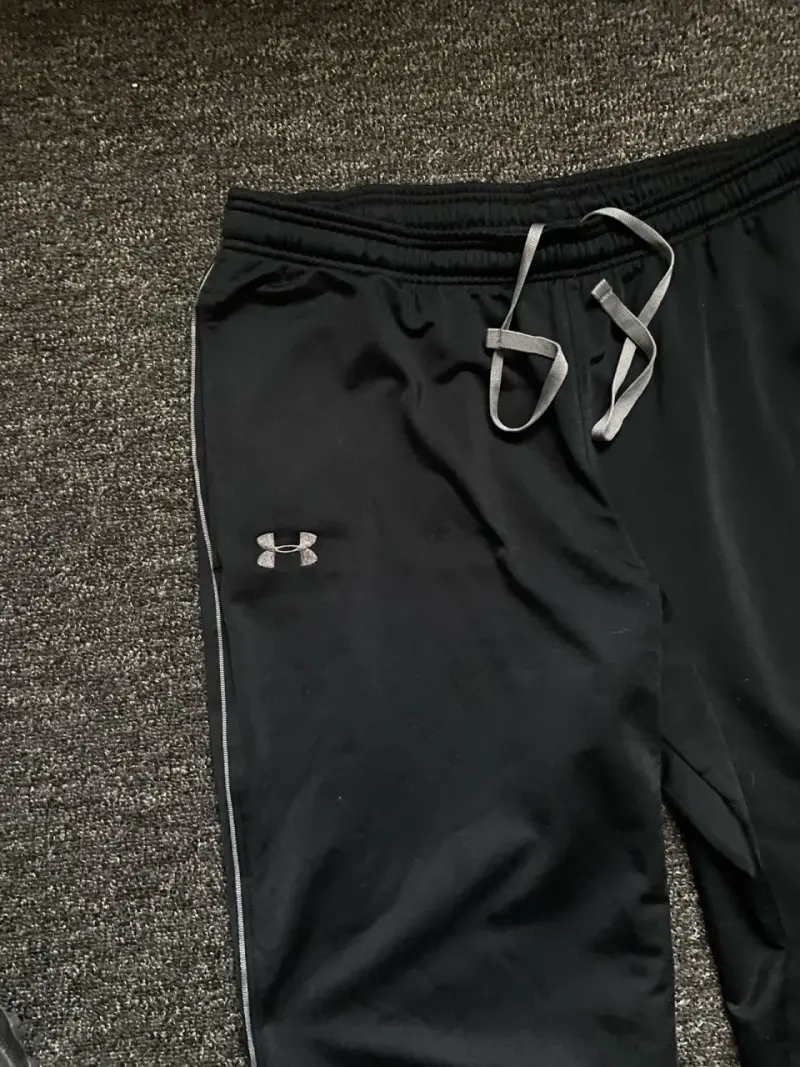 Buzo deportivo negro Under Armour para homb - 4