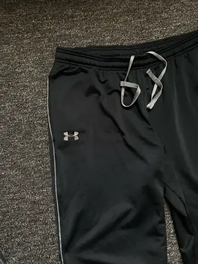 Buzo deportivo negro Under Armour para homb - miniatura 4