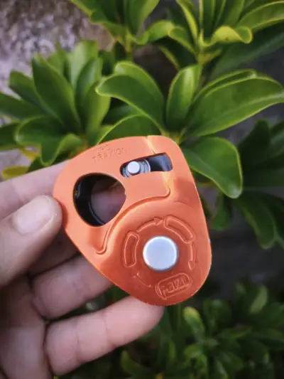 Polea bloqueadora Petzl Micro Traxion naranja - miniatura 1