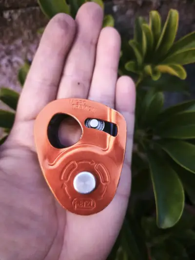 Polea bloqueadora Petzl Micro Traxion naranja - miniatura 3