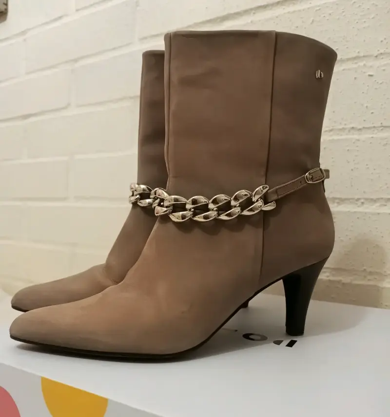 Botines de cuero beige con cadena Pollini - 2