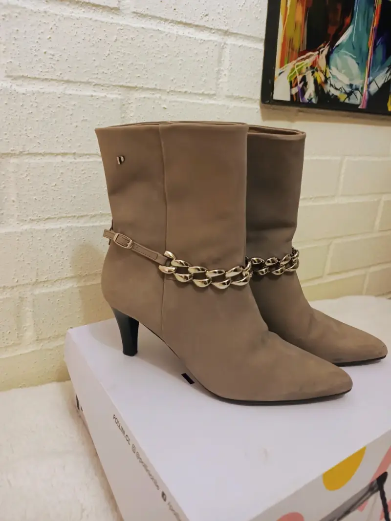 Botines de cuero beige con cadena Pollini - 3