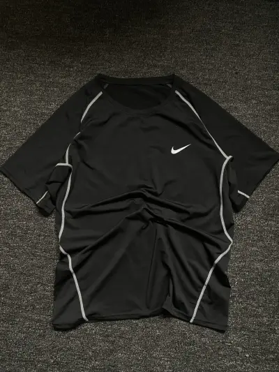 Polera deportiva negra Nike - miniatura 1
