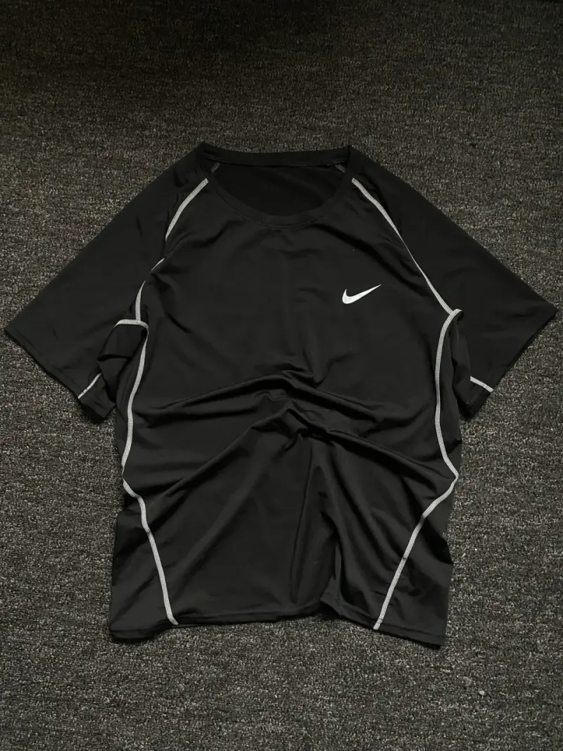 Polera deportiva negra Nike - 2