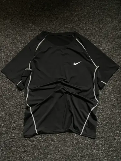 Polera deportiva negra Nike - miniatura 2