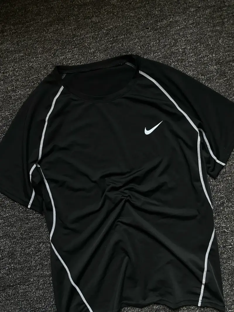 Polera deportiva negra Nike - 4