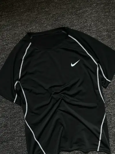 Polera deportiva negra Nike - miniatura 4