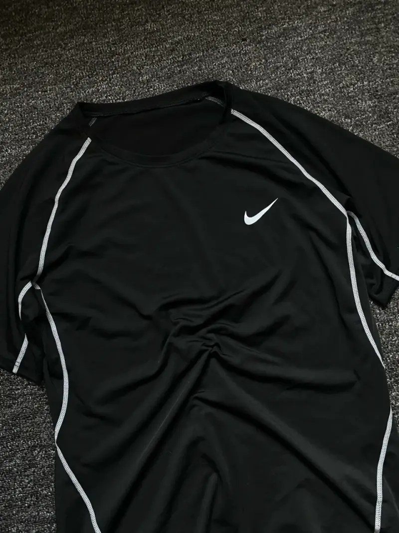 Polera deportiva negra Nike - 5