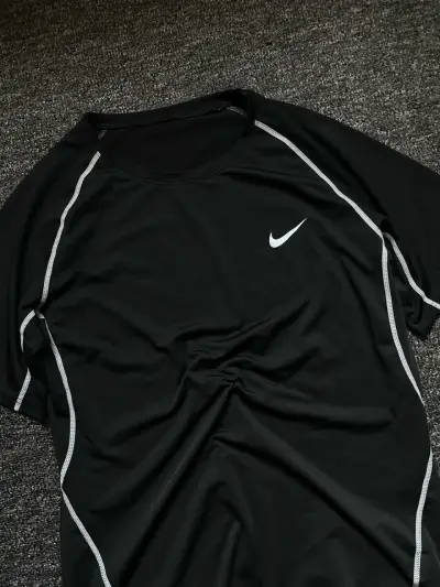Polera deportiva negra Nike - miniatura 5