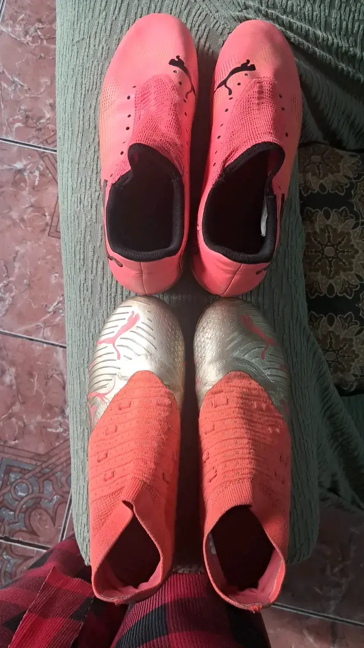 Botines de fútbol Puma Future color coral y dorado