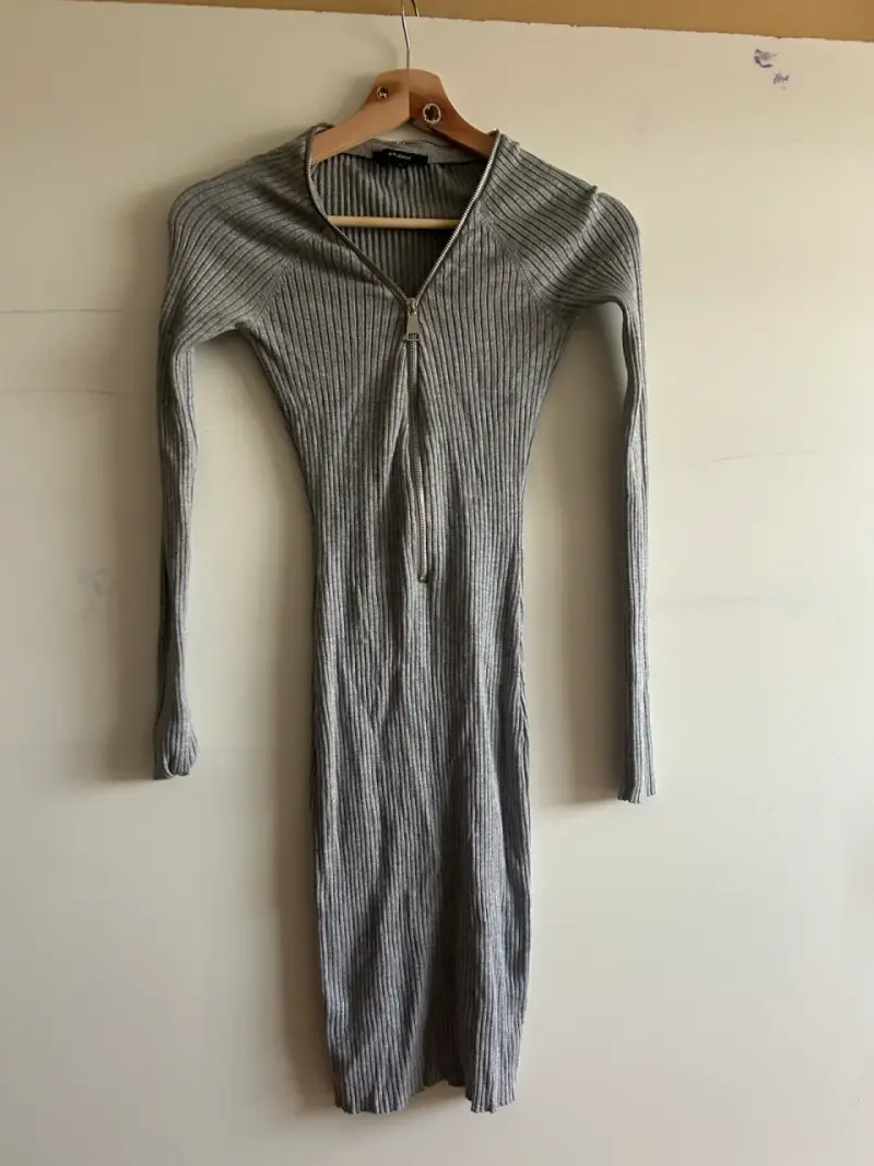 Vestido largo gris con cierre frontal