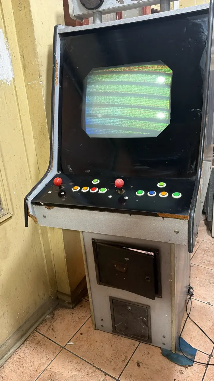 Máquina Arcade Clásica con Joysticks y Botones - 1