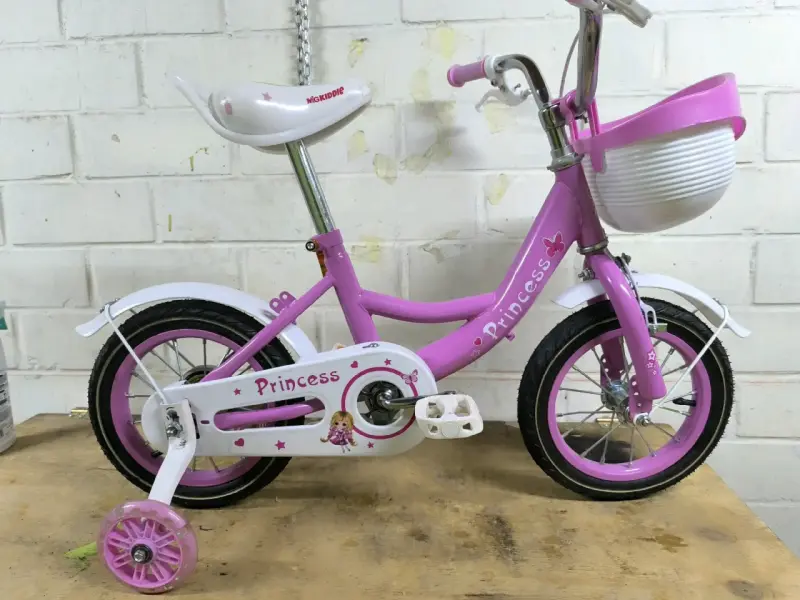 Bicicleta infantil rosa con canasto y rueditas - 2