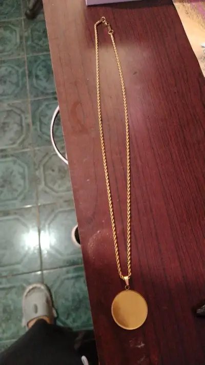Collar dorado con medallón redondo - miniatura 1