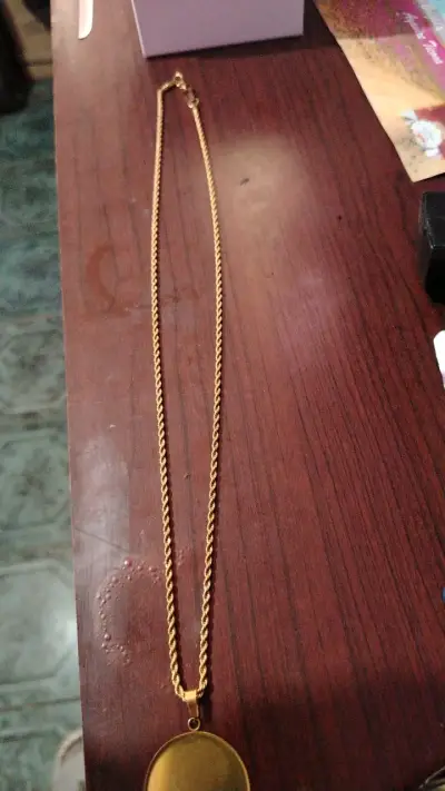 Collar dorado con medallón redondo - miniatura 2