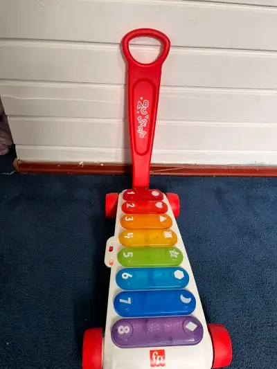Andador infantil con xilófono musical - miniatura 1