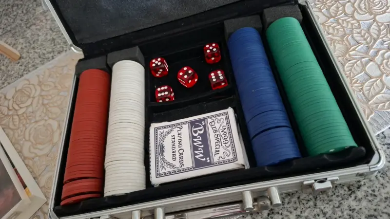 Set de póker con fichas y cartas en maletín