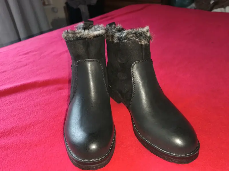 Botines de cuero negro con forro de piel sintética - 1