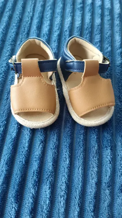 Sandalias de bebé color azul y beige - miniatura 1