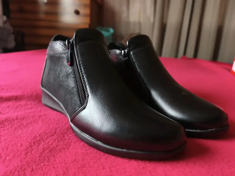 Botines negros de cuero con cierre lateral - 1