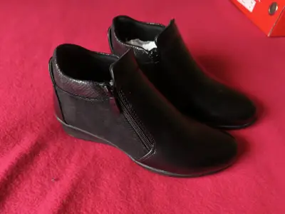 Botines negros de cuero con cierre lateral - miniatura 2
