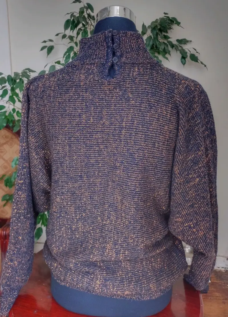 Suéter vintage con diseño abstracto y cuello alto - 2