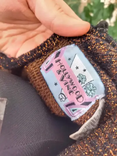 Suéter vintage con diseño abstracto y cuello alto - miniatura 3
